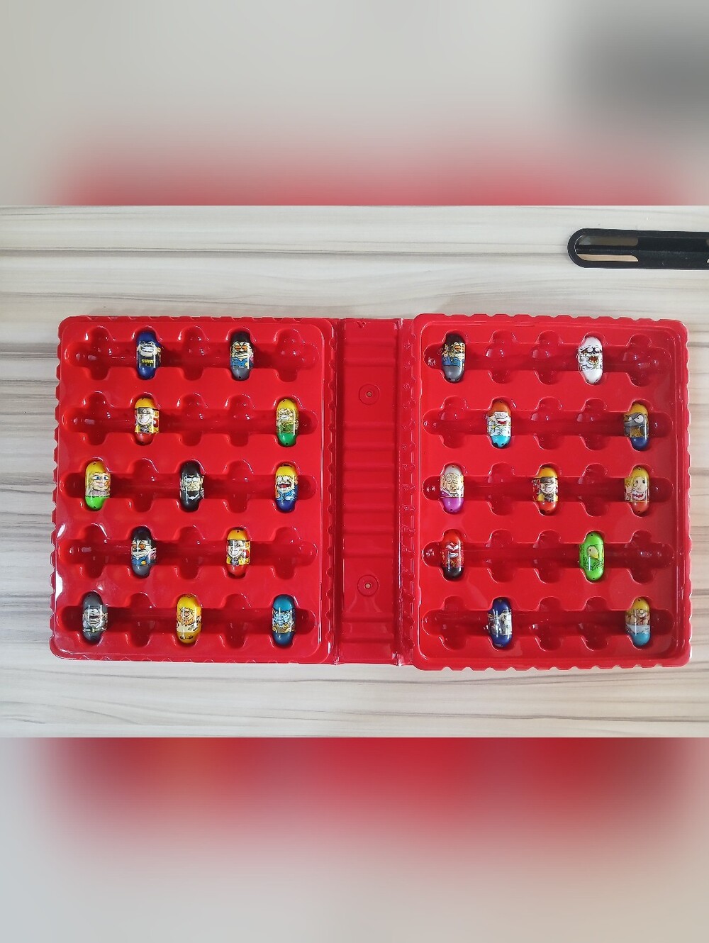 Mighty Beanz Mixed Lot with 23 Beanz in Red Collector Case